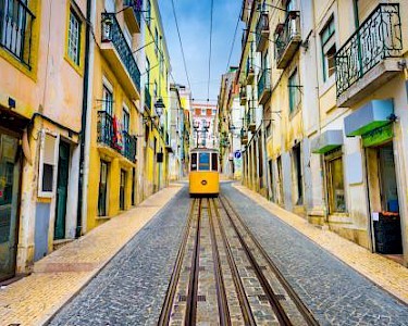 Lissabon straatje tram