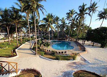 Paradise Beach Resort Zanzibar zwembad palmbomen