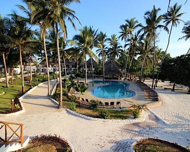 Paradise Beach Resort Zanzibar zwembad palmbomen