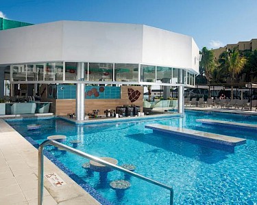 RIU Ocho Rios Jamaica poolbar
