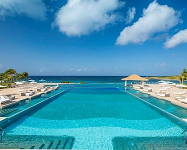 Sandals Royal Curaçao zwembad en uitzicht op zee