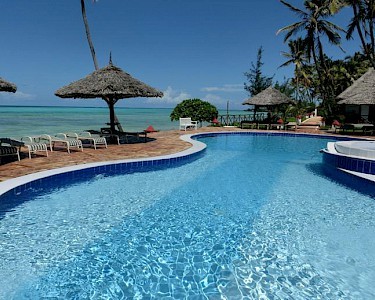 Reef & Beach Resort Zanzibar zwembad