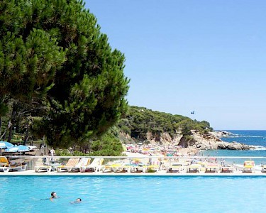 Hotel H-TOP Caleta Palace zwembad en zee
