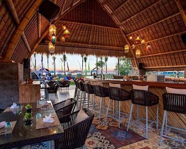 Wyndham Tamansari Jivva Resort bar