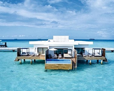 RIU Palace Maldivas over water suite swim-up