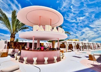 Paradiso Ibiza Art Hotel roze