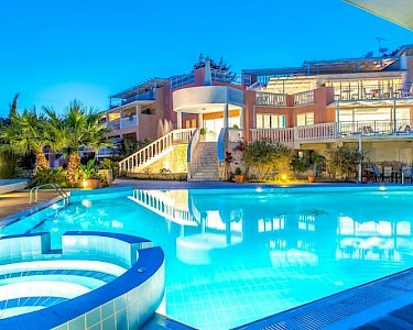 Belvedere Luxury Suites zwembad