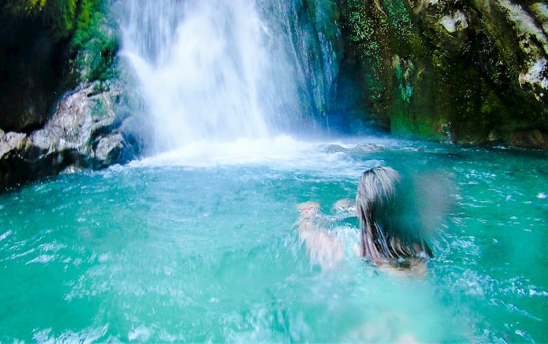 Verkoelende duik in watervallen van Algar
