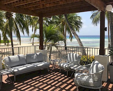 Coconut Court Beach Hotel terras