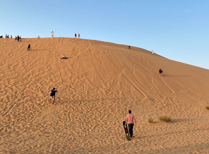 Sandboarden Abu Dhabi tijdens woestijnsafari