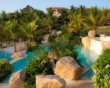 Swahili Beach Resort tuin zwembad