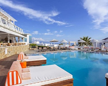 Archipelagos Luxury Hotel Mykonos ligbedden zwembad