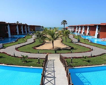 African Princess Beach Hotel Gambia zwembad en tuin