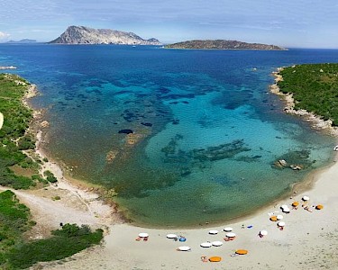 Resort Grande Baia Sardinië strand van bovenaf
