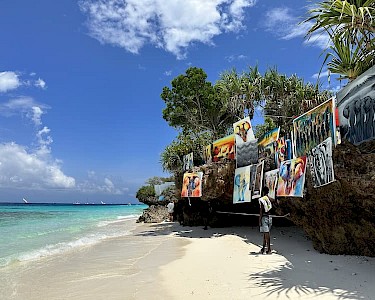 Kleurrijke schilderijen bij RIU Jambo Zanzibar