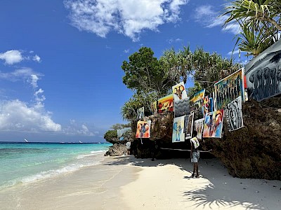 Kleurrijke schilderijen bij RIU Jambo Zanzibar