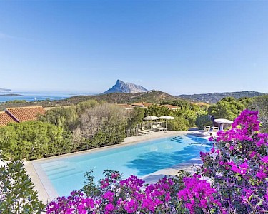 Lu Nibareddu Residence Sardinië uitzicht bloemen