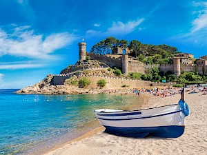Bootje op strand bij Tossa de Mar Spanje