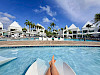 Courtyard by Marriott Aruba Resort ligbedje in het zwembad benen