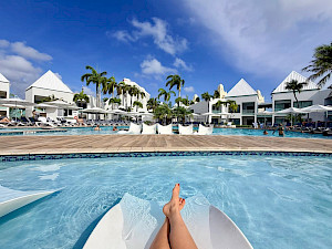 Courtyard by Marriott Aruba Resort ligbedje in het zwembad benen
