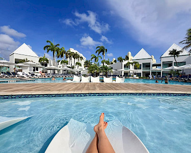 Courtyard by Marriott Aruba Resort ligbedje in het zwembad benen