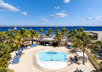 Eden Beach Resort Bonaire zwembad met uitzicht op zee