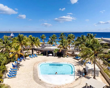 Eden Beach Resort Bonaire zwembad met uitzicht op zee