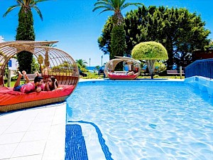 Club Praia da Oura ligbedden zwembad