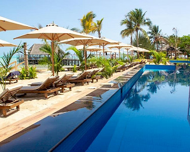 Reef & Beach Resort Zanzibar zwembad uitzicht