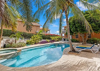 Curinjo Resort Curaçao zwembad tuin