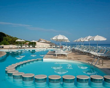 Castelsardo Resort Village Sardinië zwembad en uitzicht op het stadje