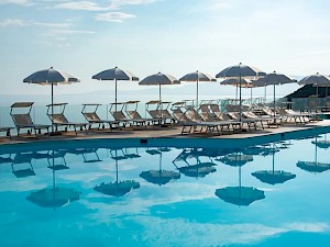 Castelsardo Resort Village Sardinië zwembad met parasols