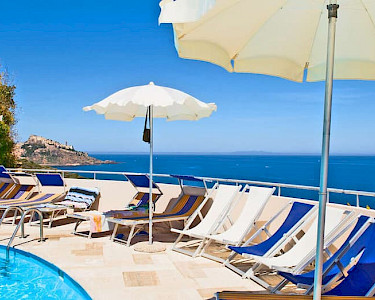 Castelsardo Resort Village Sardinië zwembad met uitzicht op zee