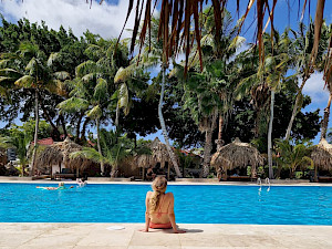 Livingstone Jan Thiel Resort Curaçao relaxen aan de rand van het zwembad