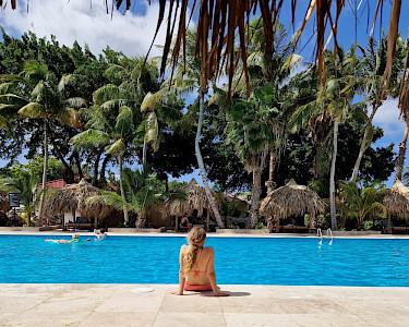 Livingstone Jan Thiel Resort Curaçao relaxen aan de rand van het zwembad