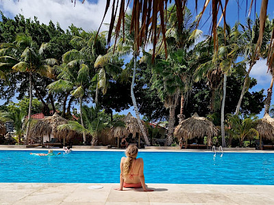 Livingstone Jan Thiel Resort Curaçao relaxen aan de rand van het zwembad