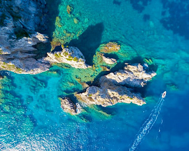 Paelokastritsa Baai Corfu helder water van bovenaf