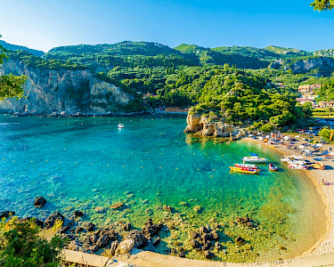 Strand met bootjes bij Paleokastritsa op Corfu