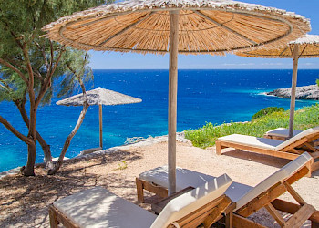 Zakynthos ligstoelen met uitzicht op zee