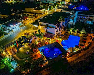 Appartementen Socrates Kos avond bovenaf