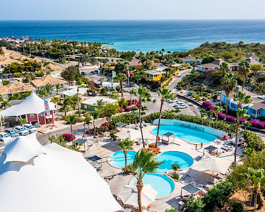 TUI TIME TO SMILE Chogogo Dive & Beach Resort Curaçao overview met zwembad en zee