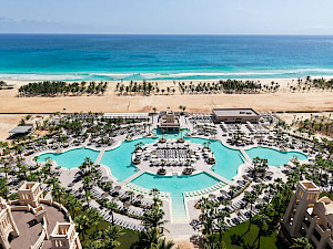 Riu Touareg Kaapverdië Boa Vista zwembad met daarachter strand en zee