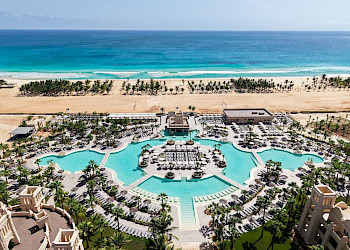 Riu Touareg Kaapverdië Boa Vista zwembad met daarachter strand en zee