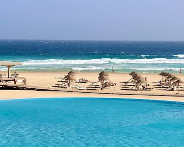 Royal Horizon Ponta Sino infinity pool met uitzicht op het strand en de zee