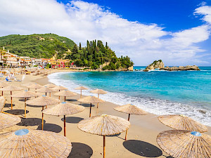 Parga strand met parasolletjes Griekenland