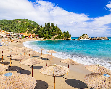 Parga strand met parasolletjes Griekenland