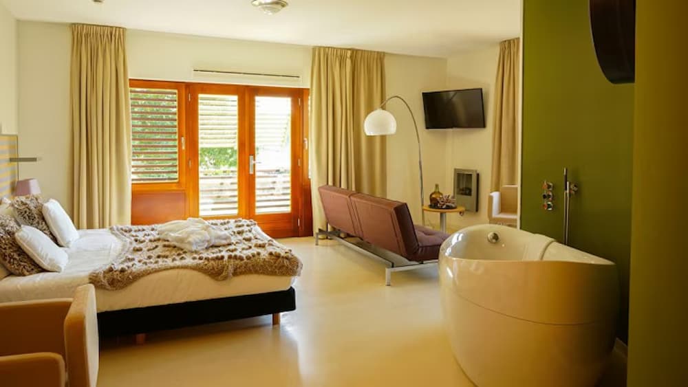 Boshotel Overberg slaapkamer met bad