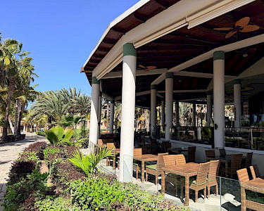 Riu Cabo Verde op Sal: terras bij restaurant