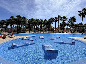 Riu Cabo Verde Sal ligbedjes in het zwembad