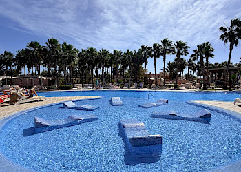 Riu Cabo Verde Sal ligbedjes in het zwembad